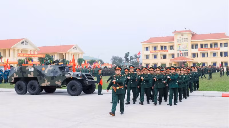 Lực lượng vũ trang tỉnh Nghệ An diễu binh tại buổi lễ. 