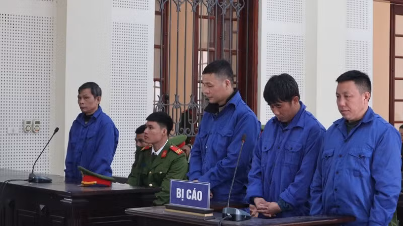 Các bị cáo Chò, Thắng, Công và Thủy tại phiên tòa (từ phải sang).