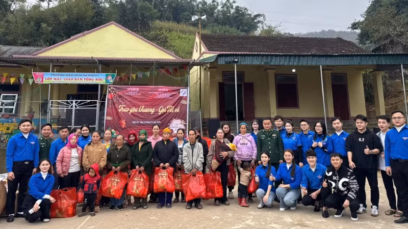 Chi đoàn Đồn Biên phòng Na Ngoi phối hợp Đội tình nguyện áo xanh Vì cuộc sống cộng đồng tổ chức gói bánh chưng, tặng 56 suất quà và quần áo cho nhân dân bản Tổng Khư, Ka Nọi (xã Na Ngoi, huyện Kỳ Sơn) với tổng giá trị khoảng 40 triệu đồng.