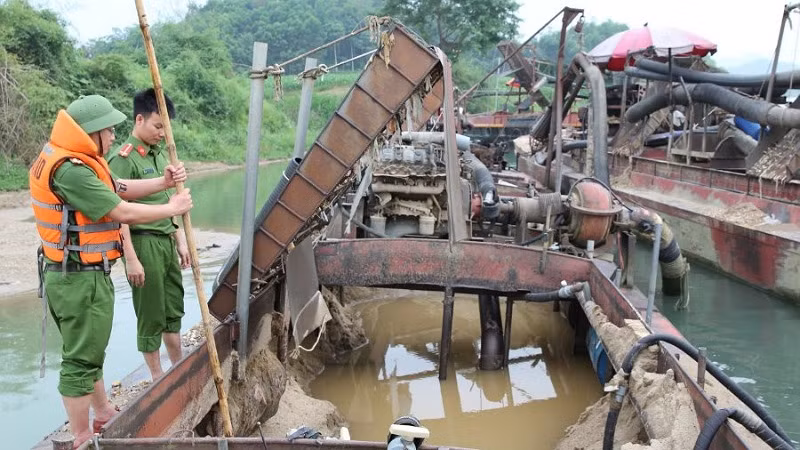 Lực lượng Công an kiểm tra, xác định khối lượng cát, sỏi trên các tàu.