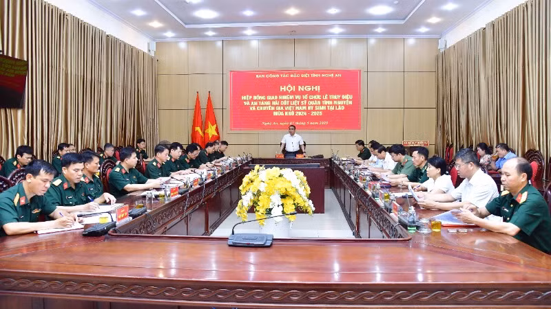 Ông Phùng Thành Vinh, Phó Chủ tịch Ủy ban nhân dân tỉnh, Trưởng Ban Công tác đặc biệt tỉnh Nghệ An chủ trì Hội nghị. (Ảnh: TRỌNG KIÊN) Ông Phùng Thành Vinh, Phó Chủ tịch Ủy ban nhân dân tỉnh, Trưởng Ban Công tác đặc biệt tỉnh Nghệ An chủ trì Hội nghị. (Ảnh: TRỌNG KIÊN)