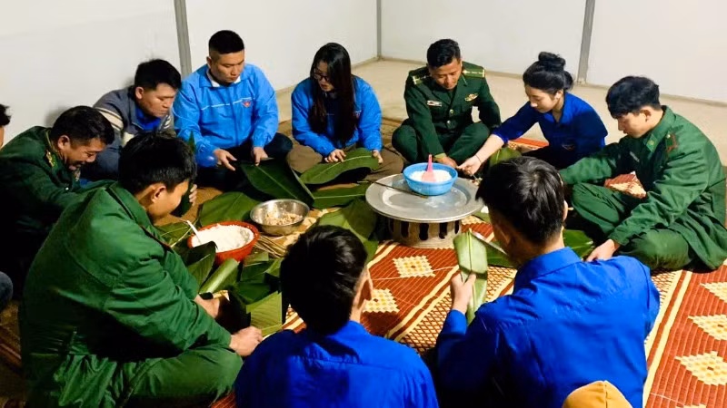 Cán bộ, chiến sĩ Đồn Biên phòng Ngọc Lâm cùng tuổi trẻ địa phương tổ chức gói bánh Tết. Cán bộ, chiến sĩ Đồn Biên phòng Ngọc Lâm cùng tuổi trẻ địa phương tổ chức gói bánh Tết.