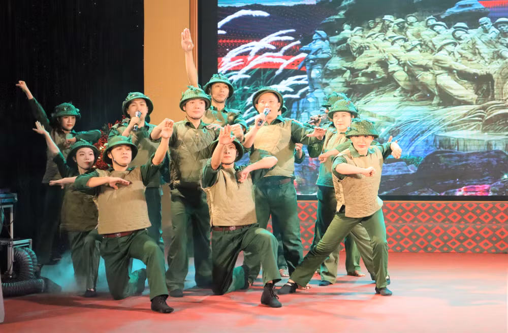 Tiết mục văn nghệ tái hiện cảnh kéo pháo của bộ đội ta vào trận địa.