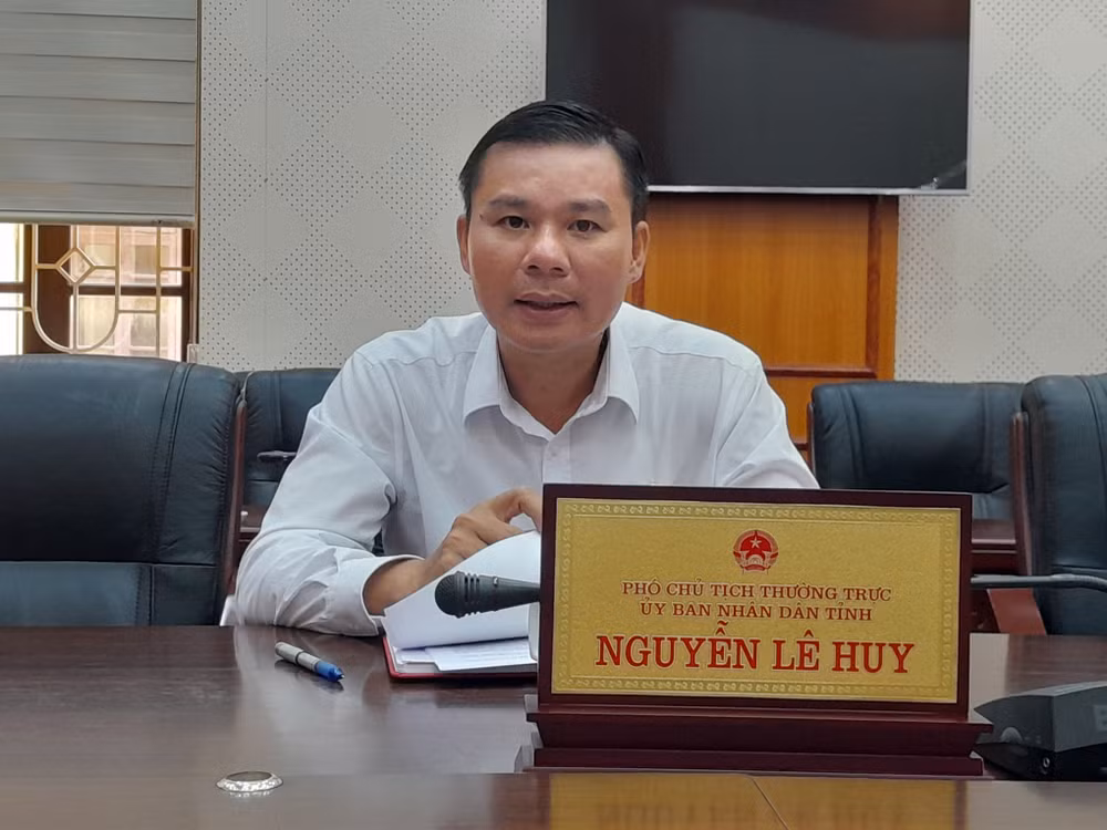 Phó Chủ tịch Thường trực Ủy ban nhân dân tỉnh Hưng Yên Nguyễn Lê Huy: "Căn cứ tình hình thực tiễn của tỉnh những năm qua và dự báo thời gian tới, chúng tôi xác định một trong những nhiệm vụ trọng tâm là không ngừng cải thiện môi trường đầu tư, tạo điều kiện kinh doanh thuận lợi, thông thoáng cho người dân và doanh nghiệp. Theo đó, cần triển khai ba nội dung then chốt: Một, cải cách hành chính, trọng tâm là đơn giản hóa thủ tục hành chính; xây dựng bộ máy hành chính có cơ cấu tinh gọn, hoạt động hiệu lực, hiệu quả; xây dựng chính quyền điện tử, chính quyền số; Hai, bảo đảm tính cạnh tranh, minh bạch, bình đẳng; phòng, chống tham nhũng, tiêu cực; Ba, tăng cường kỷ cương, kỷ luật hành chính, xây dựng lề lối, phong cách làm việc hiện đại, hiệu quả, phục vụ nhân dân; chú trọng cải thiện mức độ hài lòng của người dân và doanh nghiệp. Cùng với đó là thực hiện đồng bộ các giải pháp, tạo bước đột phá về cải thiện môi trường đầu tư kinh doanh, nâng cao năng lực cạnh tranh cấp tỉnh, tiếp tục cải thiện và duy trì chỉ số PCI của tỉnh đạt mức khá so toàn quốc".