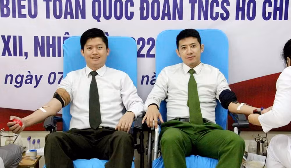 Thiếu tá Nguyễn Đình Khánh (bên trái) đã 14 lần tham gia hiến máu tình nguyện. Với anh, hạnh phúc là được chia sẻ, làm được một điều gì đó có ích cho xã hội. Thiếu tá Nguyễn Đình Khánh (bên trái) đã 14 lần tham gia hiến máu tình nguyện. Với anh, hạnh phúc là được chia sẻ, làm được một điều gì đó có ích cho xã hội.