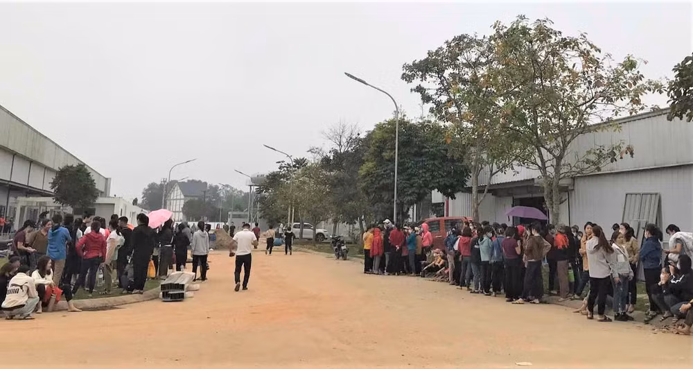 Các công nhân bắt đầu đình công từ chiều 22/2. (Ảnh: AN HOA) Các công nhân bắt đầu đình công từ chiều 22/2. (Ảnh: AN HOA)