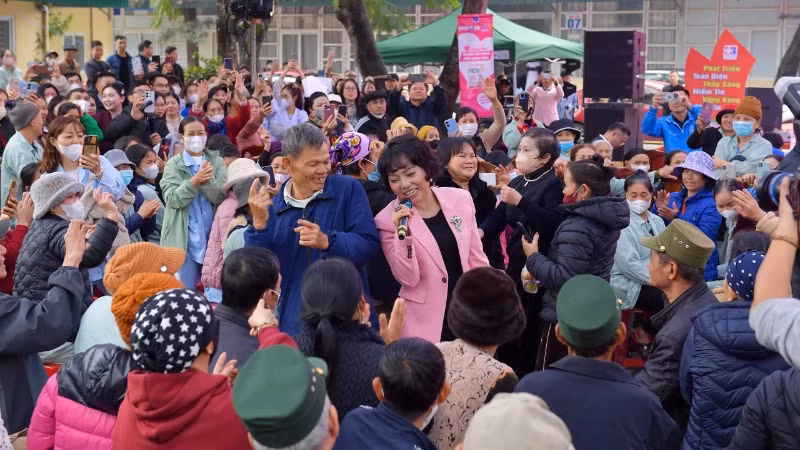 Ca sĩ Thái Thùy Linh giao lưu cùng các bệnh nhân.
