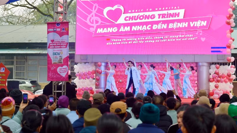 Một tiết mục văn nghệ do các bác sĩ và điều dưỡng viên Bệnh viện Ung bướu Nghệ An biểu diễn. Một tiết mục văn nghệ do các bác sĩ và điều dưỡng viên Bệnh viện Ung bướu Nghệ An biểu diễn.