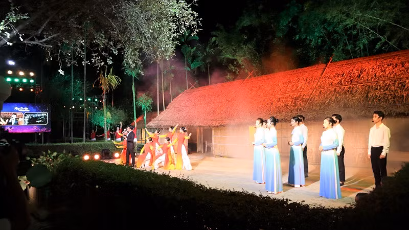 Chương trình nghệ thuật được dàn dựng công phu, có chiều sâu, giúp chúng ta hiểu rõ hơn những ảnh hưởng đã tác động sâu sắc đến nhân cách, chí hướng và hoài bão to lớn trong chàng thanh niên Nguyễn Tất Thành - Nguyễn Ái Quốc sau này.