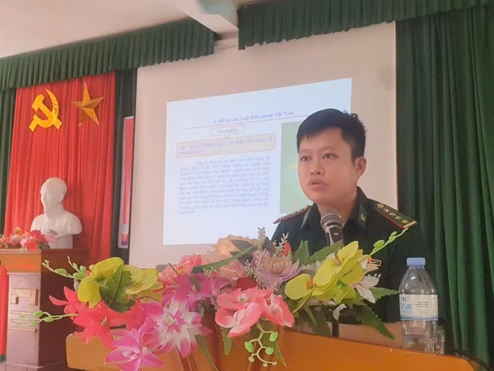 Cán bộ Đồn Biên phòng Ngọc Lâm tuyên truyền, phổ biến các quy định pháp luật liên quan biên giới cho các thành viên Câu lạc bộ. Cán bộ Đồn Biên phòng Ngọc Lâm tuyên truyền, phổ biến các quy định pháp luật liên quan biên giới cho các thành viên Câu lạc bộ.
