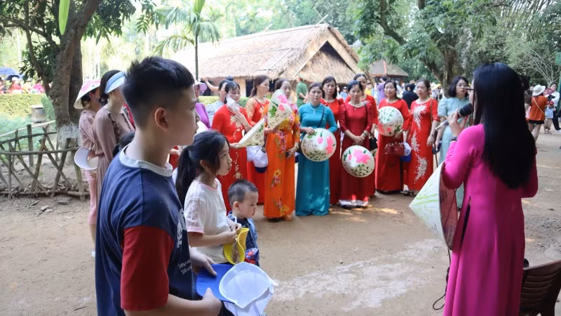 Mỗi năm, Khu Di tích lịch sử quốc gia đặc biệt Kim Liên đón hàng triệu lượt du khách về thăm viếng.