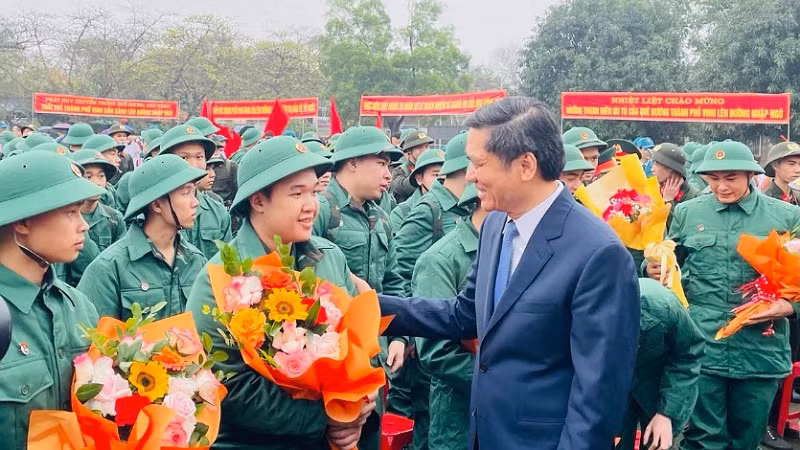 Phó Bí thư Tỉnh ủy Nghệ An Hoàng Nghĩa Hiếu tặng hoa, động viên, chúc mừng các tân binh lên đường nhập ngũ.