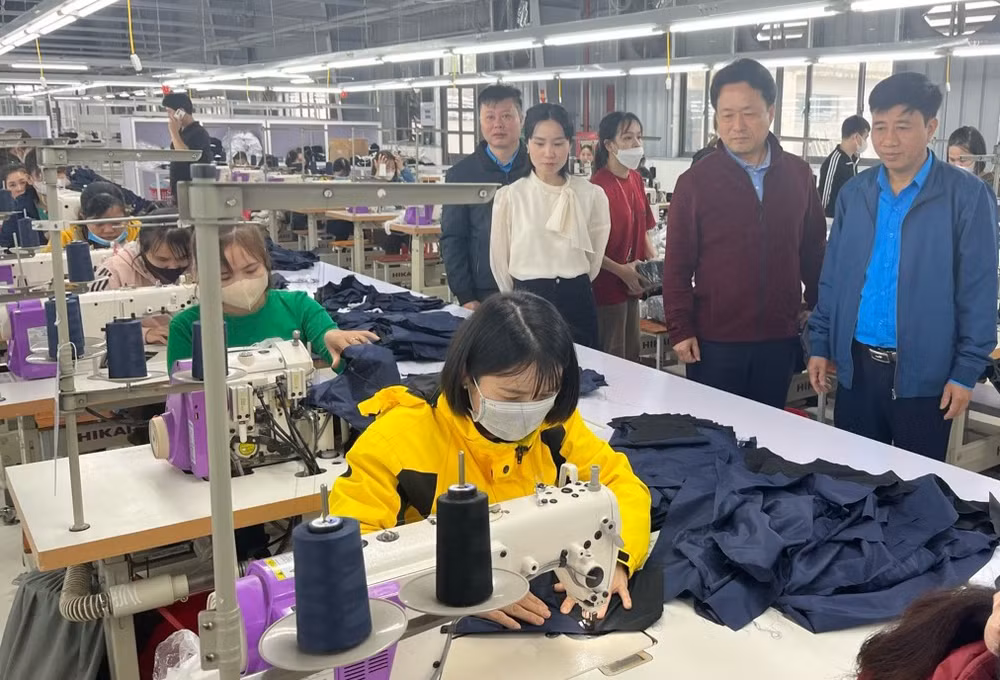 Lãnh đạo Liên đoàn lao động huyện Thanh Chương có mặt tại nhà máy sản xuất để nắm bắt tình hình thực tế. Lãnh đạo Liên đoàn lao động huyện Thanh Chương có mặt tại nhà máy sản xuất để nắm bắt tình hình thực tế.