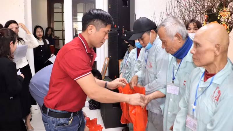 Chương trình “Xuân yêu thương” đã kêu gọi được hơn 800 triệu đồng và hàng trăm suất quà trao tặng quà Tết cho các bệnh nhân. Chương trình “Xuân yêu thương” đã kêu gọi được hơn 800 triệu đồng và hàng trăm suất quà trao tặng quà Tết cho các bệnh nhân.