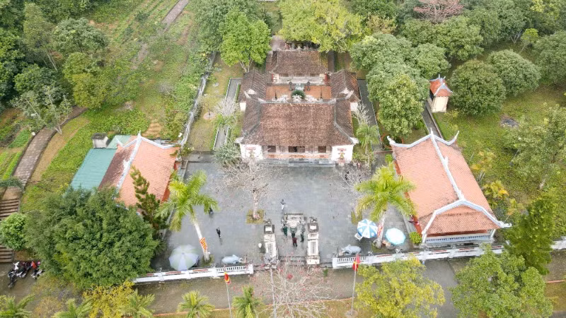 Khu miếu mộ Vua Mai được xây dựng theo kiến trúc “tiền miếu, hậu mộ”. Khu miếu mộ Vua Mai được xây dựng theo kiến trúc “tiền miếu, hậu mộ”.