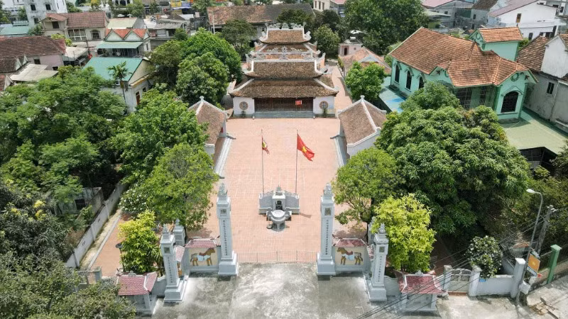 Đền thờ Vua Mai Hắc Đế được nhân dân lập từ xa xưa và được xây dựng khang trang vào thời Nguyễn. Đến nay, ngôi đền đã qua nhiều lần trùng tu, tôn tạo, hiện có các công trình: Tam quan, nhà chờ, thượng điện, trung điện, hạ điện... Đền thờ Vua Mai Hắc Đế được nhân dân lập từ xa xưa và được xây dựng khang trang vào thời Nguyễn. Đến nay, ngôi đền đã qua nhiều lần trùng tu, tôn tạo, hiện có các công trình: Tam quan, nhà chờ, thượng điện, trung điện, hạ điện...