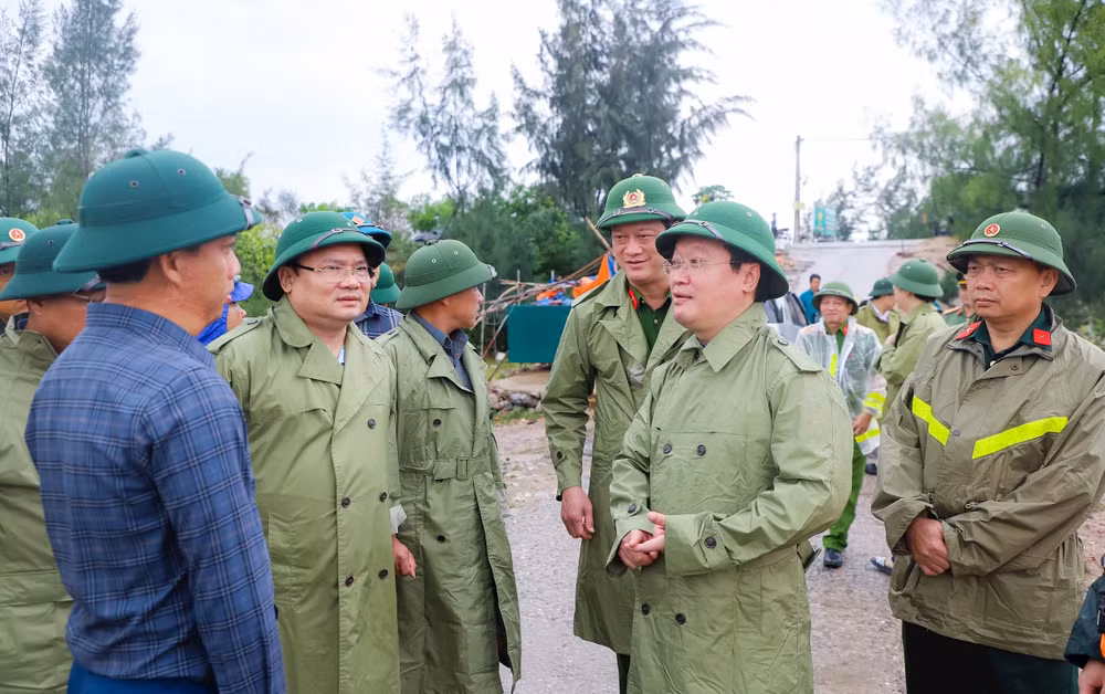 Đồng chí Nguyễn Đức Trung, Chủ tịch Ủy ban nhân dân tỉnh Nghệ An kiểm tra công tác ứng phó bão số 3 hồi tháng 9 vừa qua. Đồng chí Nguyễn Đức Trung, Chủ tịch Ủy ban nhân dân tỉnh Nghệ An kiểm tra công tác ứng phó bão số 3 hồi tháng 9 vừa qua.