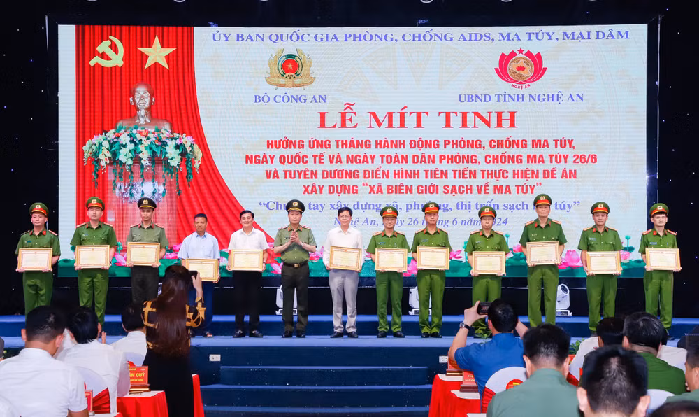 Bộ Công an tặng Bằng khen cho 8 tập thể và 4 cá nhân đạt thành tích xuất sắc trong 2 năm triển khai thực hiện và nhân rộng Đề án xây dựng “Xã biên giới sạch về ma túy” trên địa bàn Nghệ An. Bộ Công an tặng Bằng khen cho 8 tập thể và 4 cá nhân đạt thành tích xuất sắc trong 2 năm triển khai thực hiện và nhân rộng Đề án xây dựng “Xã biên giới sạch về ma túy” trên địa bàn Nghệ An.