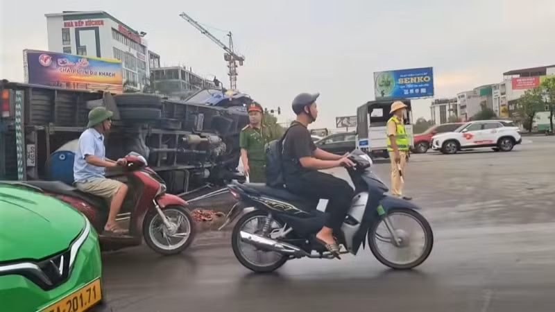 Lực lượng chức năng nhanh chóng có mặt tại hiện trường vụ tai nạn. (Ảnh cắt từ video clip)