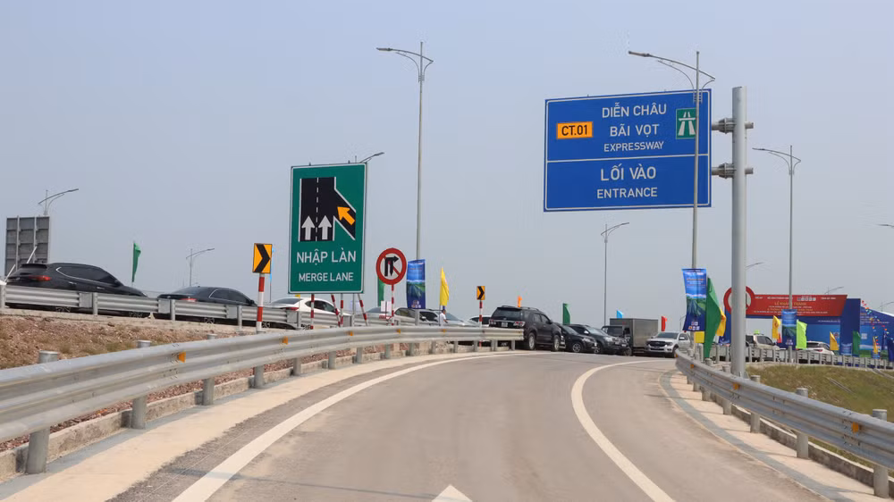Một trong các lối vào cao tốc Diễn Châu-Bãi Vọt.