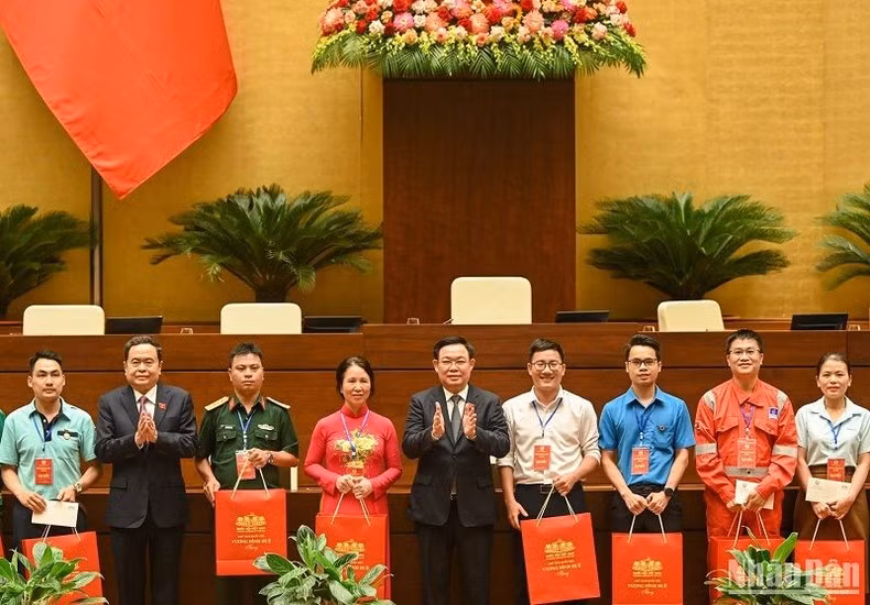 Chủ tịch Quốc hội Vương Đình Huệ và Phó Chủ tịch Thường trực Quốc hội Trần Thanh Mẫn trao các phần quà cho 20 gương mặt đoàn viên công đoàn xuất sắc trong cả nước. Ảnh: DUY LINH
