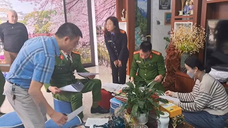 Cơ quan chức năng khám xét nơi ở của Nguyễn Kim Tiến. (Ảnh: Công an Nghệ An cung cấp).