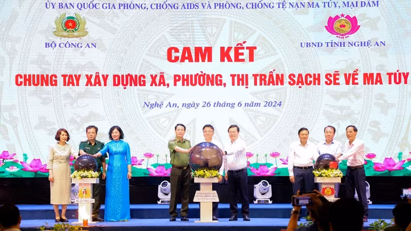 Phó Thủ tướng Chính phủ Lê Thành Long; Trung tướng Lê Quốc Hùng, Thứ trưởng Công an và các đại biểu thực hiện nghi thức cam kết chung tay phòng, chống ma túy - Vì một cộng đồng khỏe mạnh, an toàn.