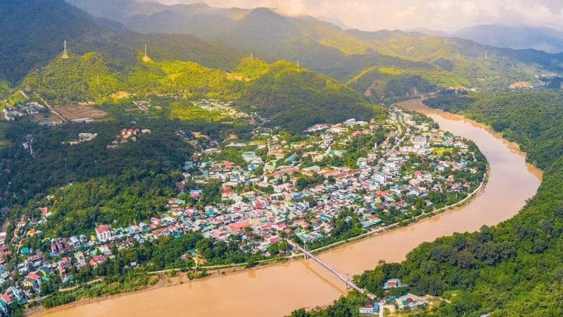 Huyện Tương Dương có diện tích rộng hơn 3 tỉnh Hưng Yên (930,20km2), Hà Nam (860,90km2) và Bắc Ninh (822,70km2) cộng lại. (Ảnh: LƯƠNG KIÊN) Huyện Tương Dương có diện tích rộng hơn 3 tỉnh Hưng Yên (930,20km2), Hà Nam (860,90km2) và Bắc Ninh (822,70km2) cộng lại. (Ảnh: LƯƠNG KIÊN)