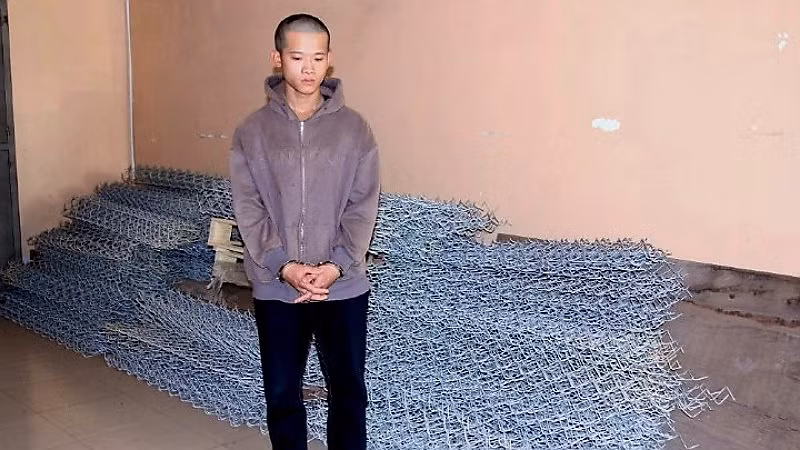 Đối tượng Nguyễn Cao Siêu và tang vật bị bắt giữ (Ảnh: Công an Nghệ An cung cấp).