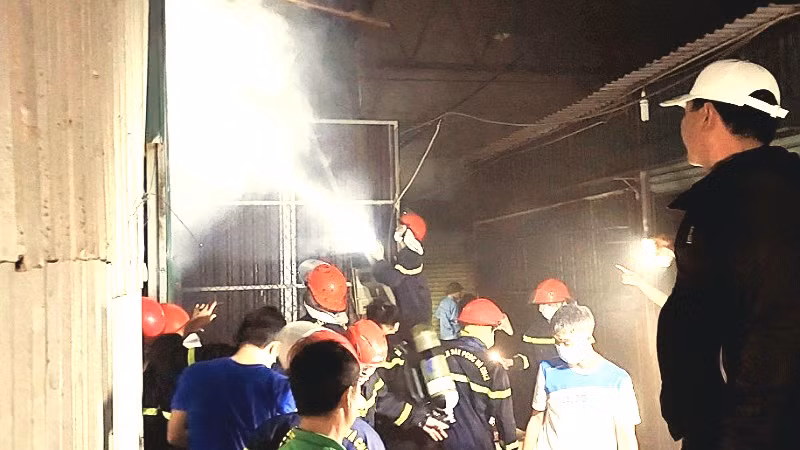 Các lực lượng nỗ lực để khống chế ngọn lửa.