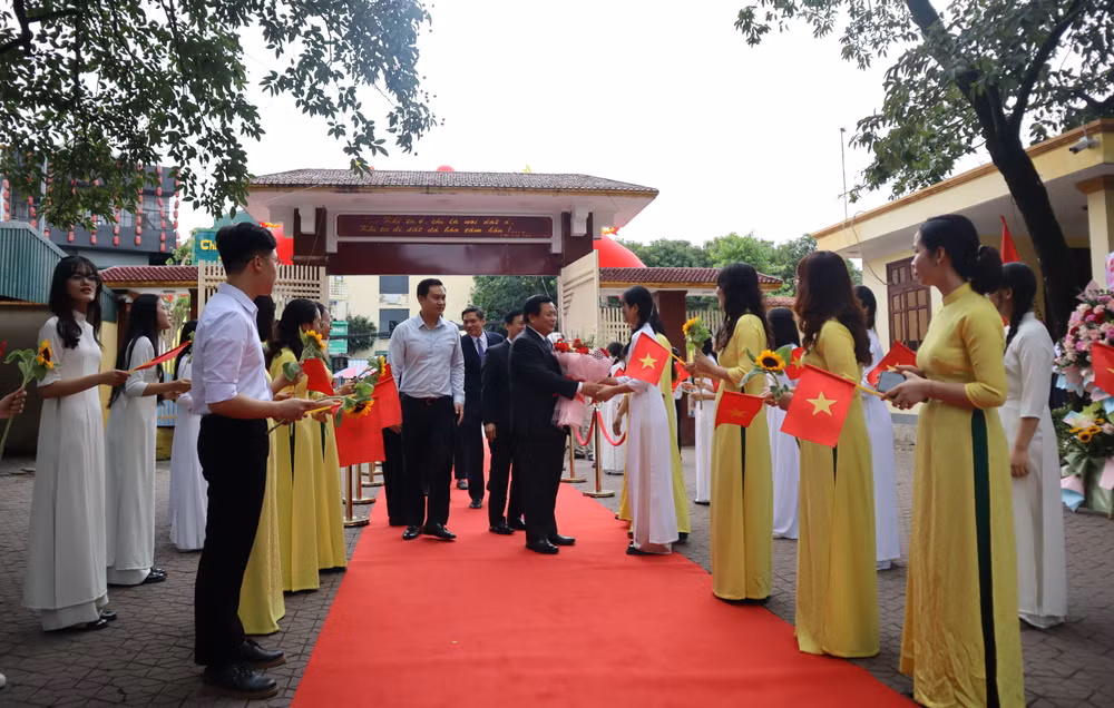 Các thầy giáo, cô giáo và các em học sinh nhà trường nhiệt liệt chào đón các đại biểu và các thế hệ giáo viên, học sinh về tham dự lễ kỷ niệm.
