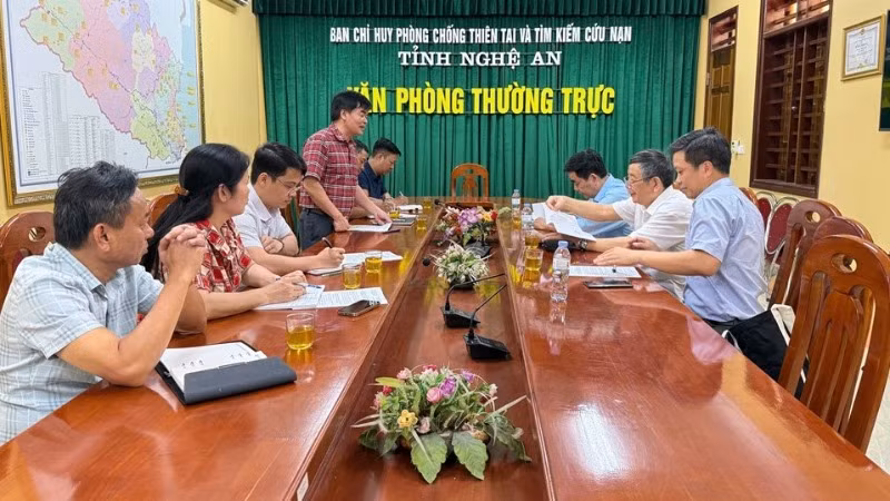 Văn phòng thường trực Ban Chỉ huy Phòng chống thiên tai-Tìm kiếm cứu nạn và Phòng thủ dân sự tỉnh Nghệ An cùng Đoàn công tác Quỹ Cộng đồng phòng tránh thiên tai đánh giá hiệu quả các dự án. (Ảnh: NGUYỄN LIÊN)