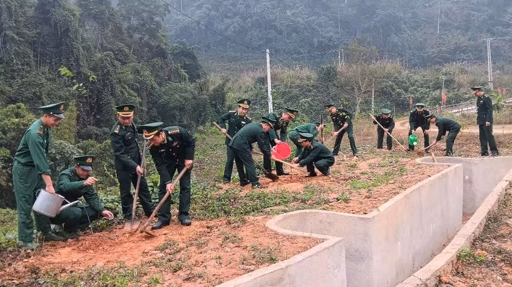 “Mùa Xuân là Tết trồng cây/ Làm cho đất nước càng ngày càng xuân”. “Mùa Xuân là Tết trồng cây/ Làm cho đất nước càng ngày càng xuân”.