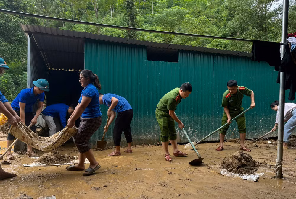 Lực lượng Công an và Đoàn Thanh niên hỗ trợ người dân khắc phục hậu quả mưa lũ.