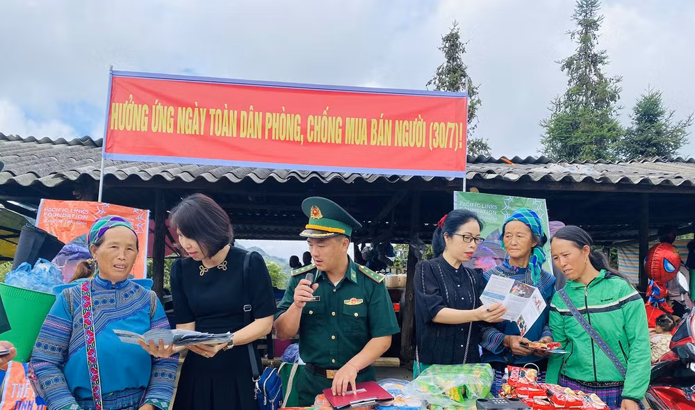 Tuyên truyền cho người dân về phòng, chống mua bán người tại chợ phiên xã Pha Long, huyện Mường Khương (Lào Cai).