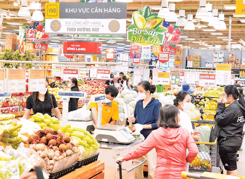 Doanh nghiệp đầu tư mở rộng kênh phân phối hiện đại, đáp ứng nhu cầu khách hàng tùy từng khu vực. (Ảnh tại siêu thị Emart).