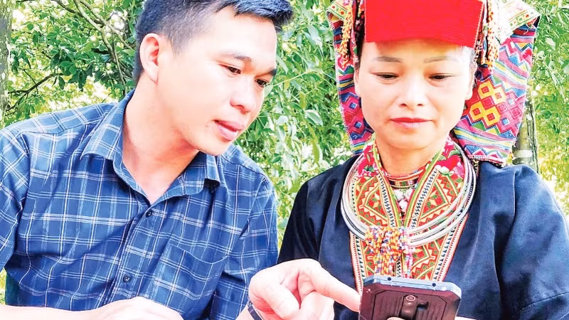 Thành viên tổ công nghệ số cộng đồng tỉnh Thái Nguyên hướng dẫn người dân cài đặt ứng dụng trên điện thoại để phục vụ cuộc sống.