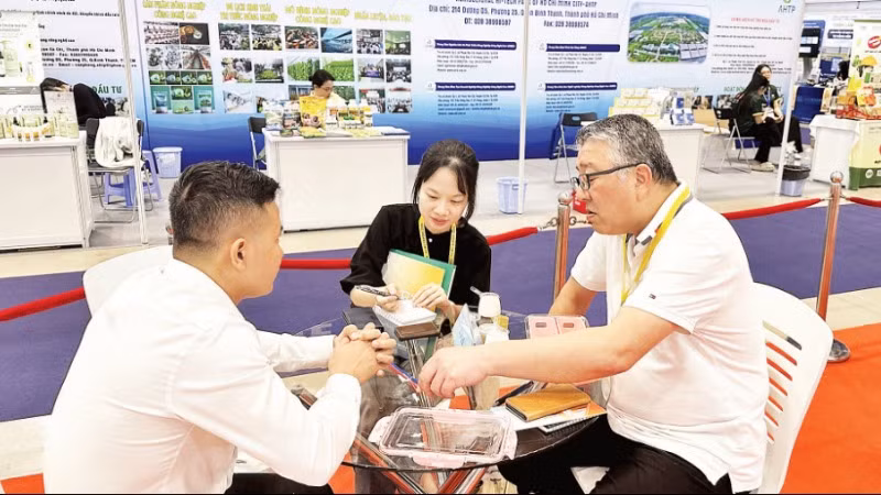 Doanh nghiệp Thành phố Hồ Chí Minh kết nối với nhà mua hàng nước ngoài để tìm kiếm cơ hội hợp tác tại Hội chợ hàng Việt Nam tiêu biểu xuất khẩu năm 2025