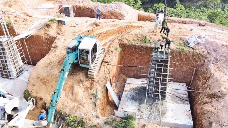 Trên địa hình hiểm trở, đơn vị thi công khẩn trương đào hố và đổ móng cột đúng tiến độ.