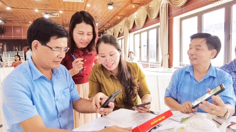 Khách hàng sử dụng tính năng quét mã QR trên hệ thống bản đồ nông sản số để tra cứu thông tin về sản phẩm.
