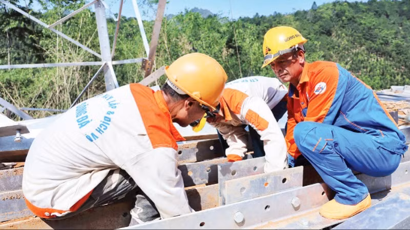Kiểm tra thiết bị kỹ càng, bảo đảm an toàn và chất lượng công trình Kiểm tra thiết bị kỹ càng, bảo đảm an toàn và chất lượng công trình