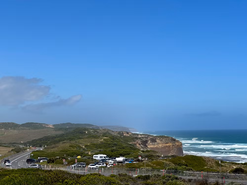 Địa điểm nổi tiếng nhất trên cung đường "Great Ocean Road" là bãi đá “12 vị tông đồ”, một quần thể đá vôi nằm trên mặt nước, thuộc khu vực công viên quốc gia Port Campbell và là một trong những địa điểm thu hút khách du lịch nhất Australia. Địa điểm nổi tiếng nhất trên cung đường "Great Ocean Road" là bãi đá “12 vị tông đồ”, một quần thể đá vôi nằm trên mặt nước, thuộc khu vực công viên quốc gia Port Campbell và là một trong những địa điểm thu hút khách du lịch nhất Australia.