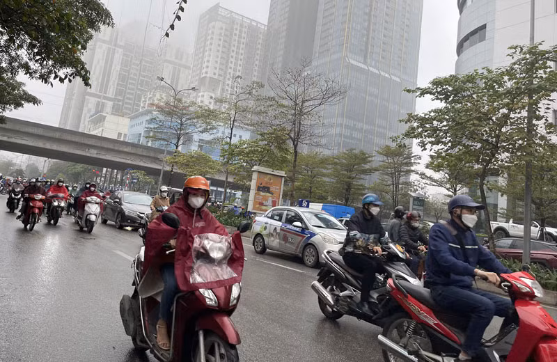 Khu vực Hà Nội có mưa nhỏ, mưa phùn và sương mù. Sáng sớm và đêm trời rét. (Ảnh minh họa)