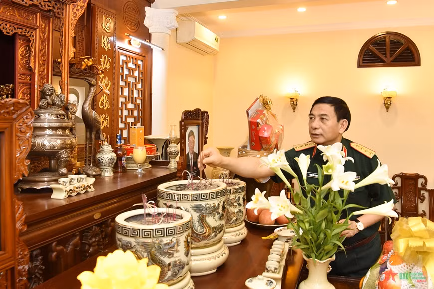 Đại tướng Phan Văn Giang dâng hương nguyên Tổng Bí thư Lê Khả Phiêu. (Nguồn: Báo Quân đội nhân dân)