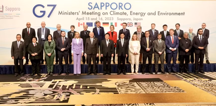 Các đại biểu dự phiên họp toàn thể của Hội nghị Bộ trưởng G7 về khí hậu, năng lượng và môi trường tại Sapporo (Nhật Bản), ngày 15/4 chụp ảnh lưu niệm. (Ảnh: Nagaland Tribune/ Báo QĐND)