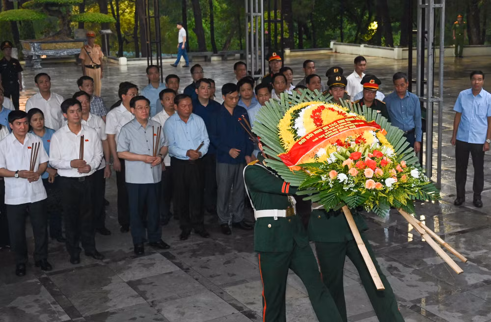 Chủ tịch Quốc hội thắp hương tưởng nhớ Tổng Bí thư Lê Duẩn, dâng hương Nghĩa trang Liệt sĩ quốc gia Đường 9 và Trường Sơn ảnh 3 Chủ tịch Quốc hội thắp hương tưởng nhớ Tổng Bí thư Lê Duẩn, dâng hương Nghĩa trang Liệt sĩ quốc gia Đường 9 và Trường Sơn ảnh 3