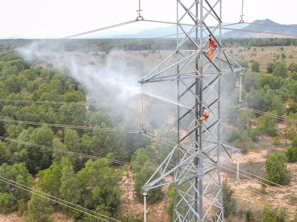 Vệ sinh cách điện bằng bằng nước áp lực cao hotline đường dây 220kV Phan Rí-Hồng Phong-Phan Thiết. (Ảnh: PTC3) Vệ sinh cách điện bằng bằng nước áp lực cao hotline đường dây 220kV Phan Rí-Hồng Phong-Phan Thiết. (Ảnh: PTC3)