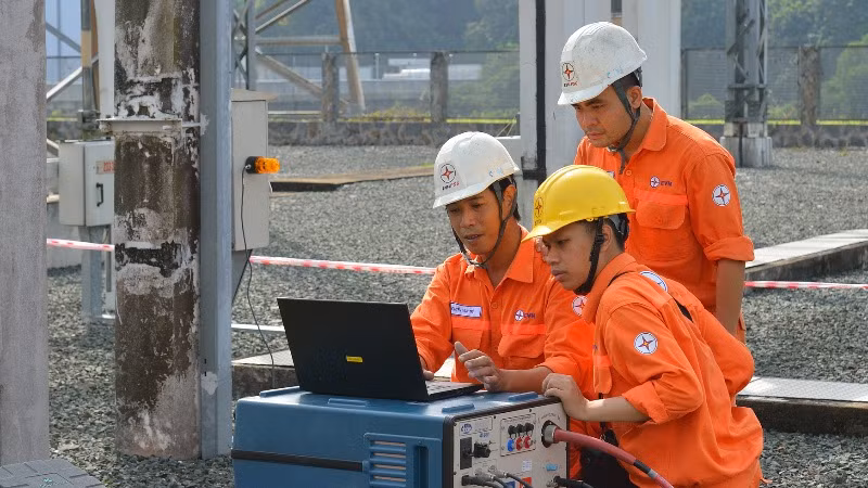 Công nhân ngành điện kiểm tra vận hành hệ thống trạm biến áp. (Ảnh: EVN)
