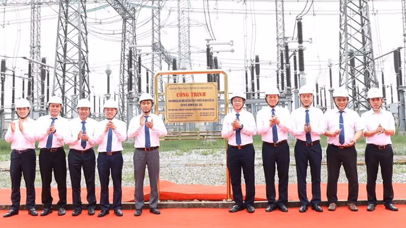 Lãnh đạo Đảng ủy EVNNPT cùng các đơn vị liên quan thực hiện nghi thức gắn biển công trình. (Ảnh: LÊ CHI)