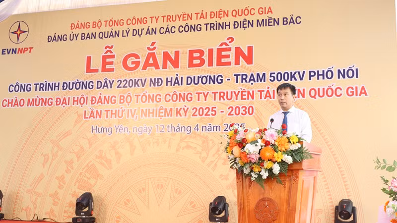 Bí thư Đảng ủy, Chủ tịch Hội đồng thành viên EVNNPT, Nguyễn Tuấn Tùng phát biểu tại buổi lễ. (Ảnh: LÊ CHI)